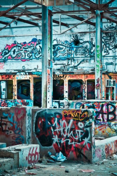 Warszawa oczyszcza ulice z wandalizmu graffiti-wandalizm