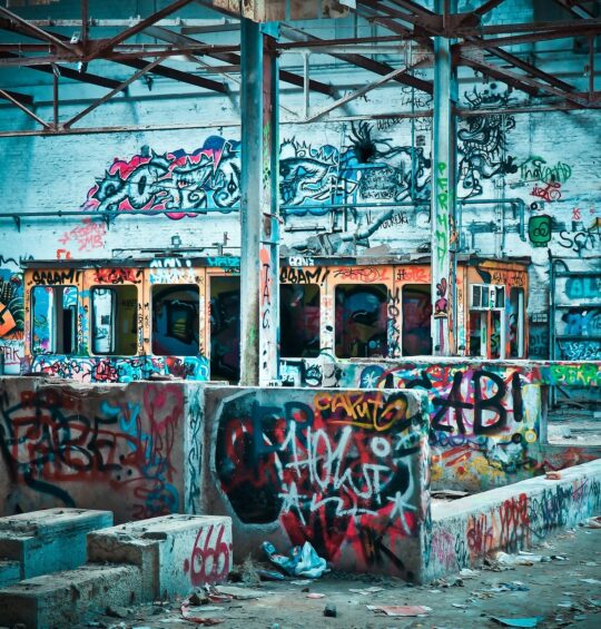 Warszawa oczyszcza ulice z wandalizmu graffiti-wandalizm