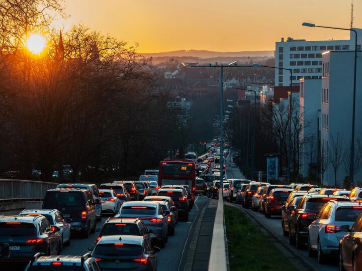 Spadek ruchu samochodowego na ulicach Warszawy – analiza danych z 2019 i 2022 roku