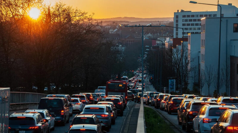 Spadek ruchu samochodowego na ulicach Warszawy – analiza danych z 2019 i 2022 roku