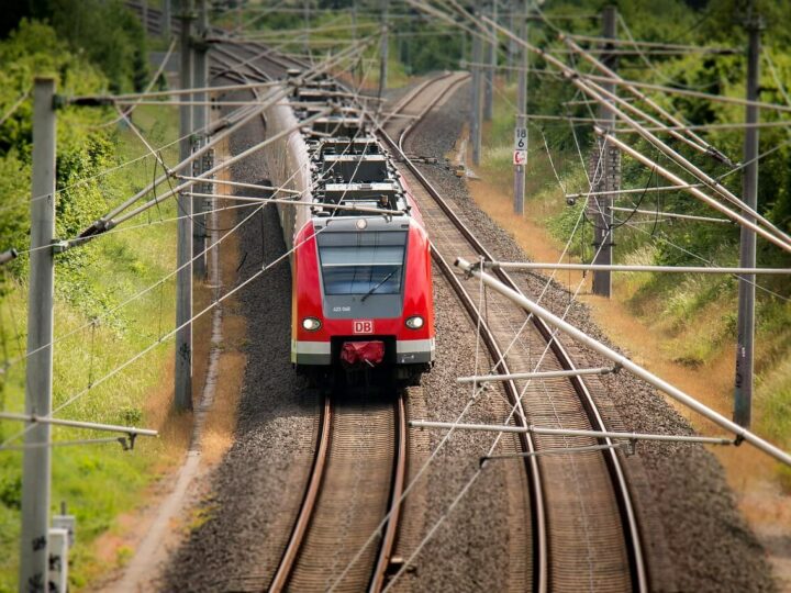 Wykolejenie pociągu SKM zaburza ruch na stacji Warszawa-Czyste