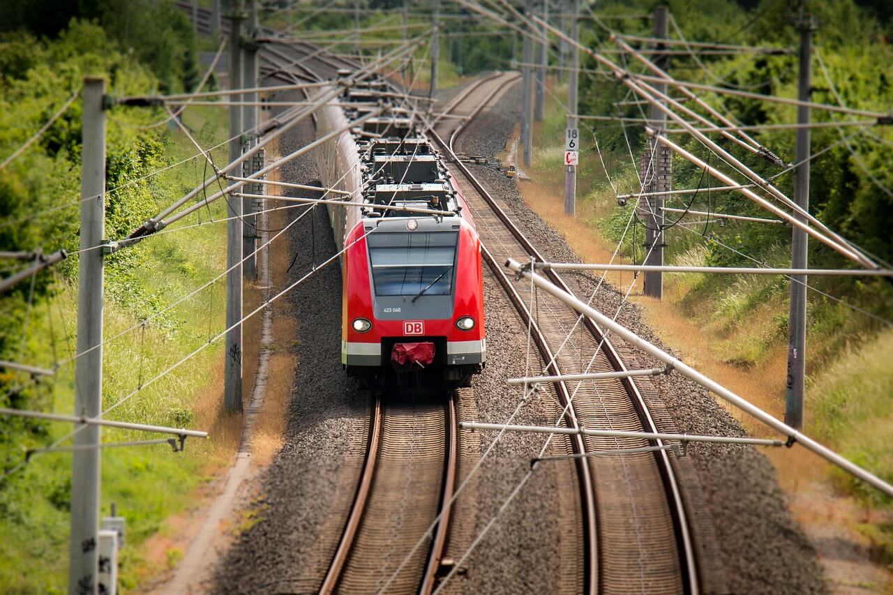 Wykolejenie pociągu SKM zaburza ruch na stacji Warszawa-Czyste