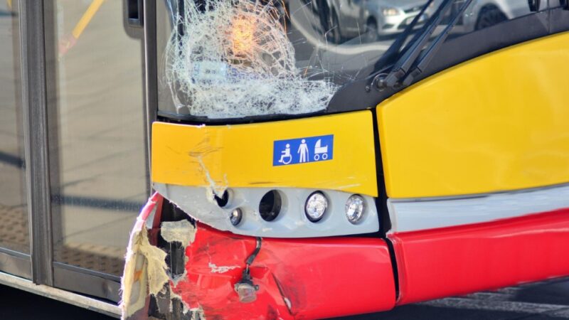 Wypadek tramwajowy na placu Konstytucji – jedna osoba hospitalizowana
