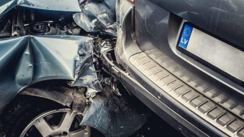 Tragiczne zdarzenie na Alei Prymasa Tysiąclecia w stolicy Polski – kolizja BMW z karetką