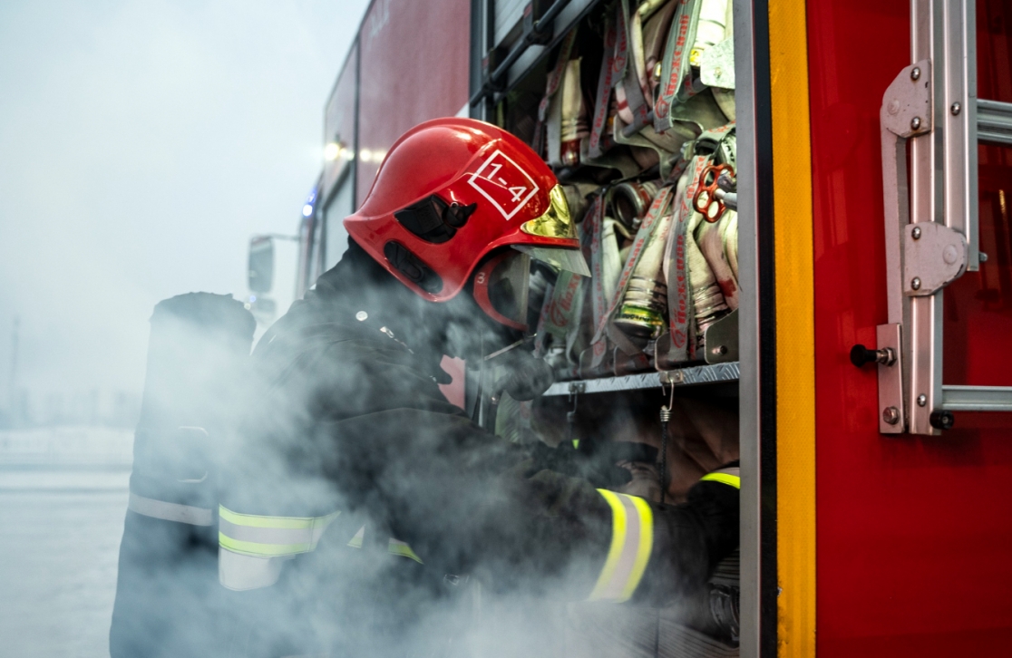 Pożar elektrycznego samochodu Lucid Air na tętniącej życiem warszawskiej arterii powoduje znaczne utrudnienia w transporcie