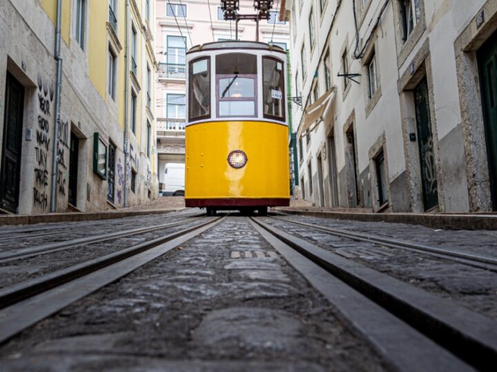 Awaria na warszawskich Bielanach: dwie jednostki tramwajowe miały kolizję, wymagająca interwencji medycznej