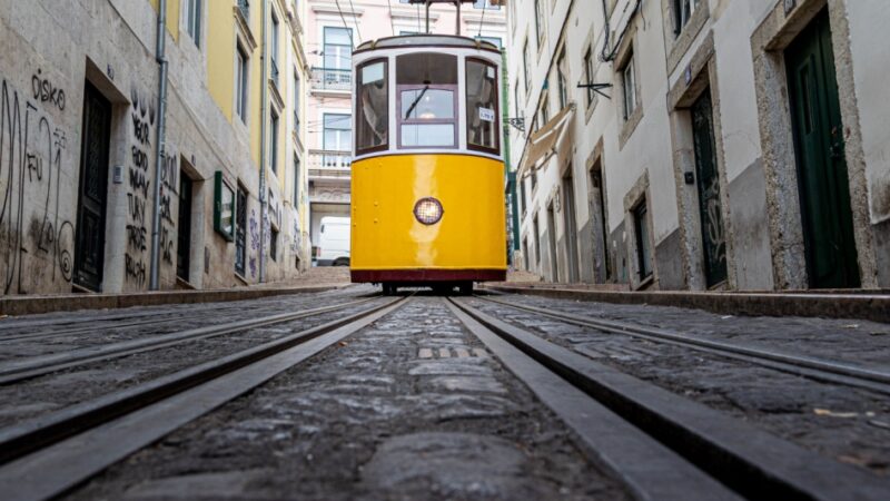 Awaria na warszawskich Bielanach: dwie jednostki tramwajowe miały kolizję, wymagająca interwencji medycznej