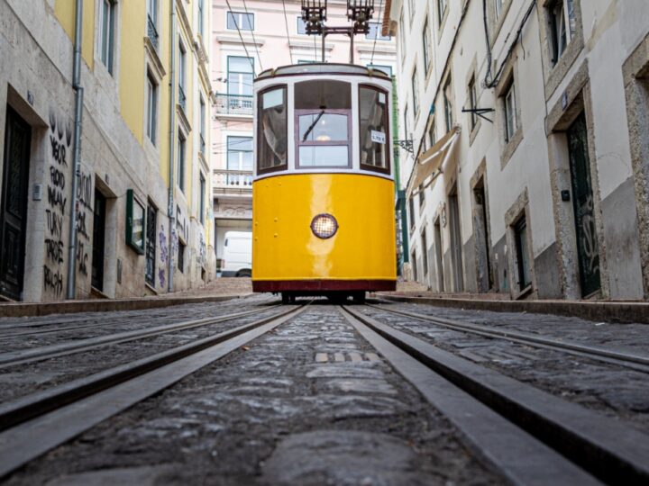 Awaria na trasie tramwajowej na Bielanach: kolizja tramwaju z samochodem powoduje opóźnienia