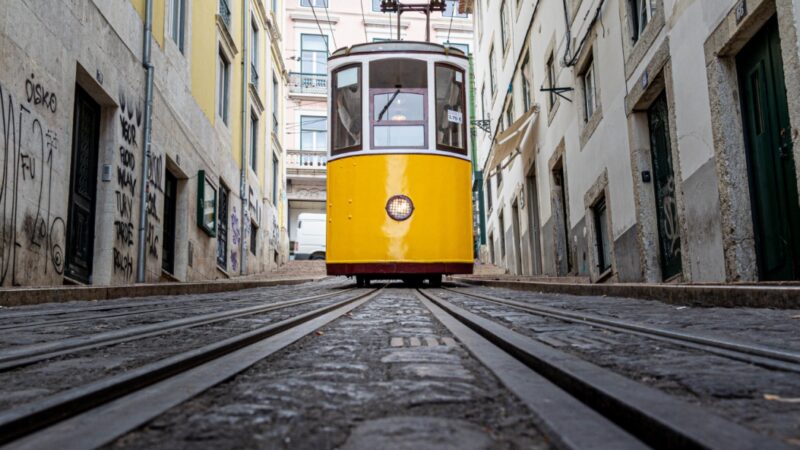 Awaria na trasie tramwajowej na Bielanach: kolizja tramwaju z samochodem powoduje opóźnienia