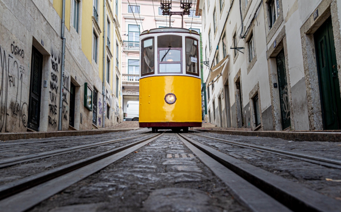 Awaria na trasie tramwajowej na Bielanach: kolizja tramwaju z samochodem powoduje opóźnienia