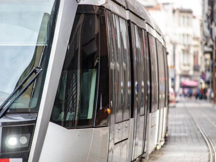 Warszawa zyska 120 nowoczesnych przegubowców: komfort i bezpieczeństwo na ulicach!