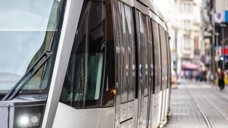 Warszawa zyska 120 nowoczesnych przegubowców: komfort i bezpieczeństwo na ulicach!