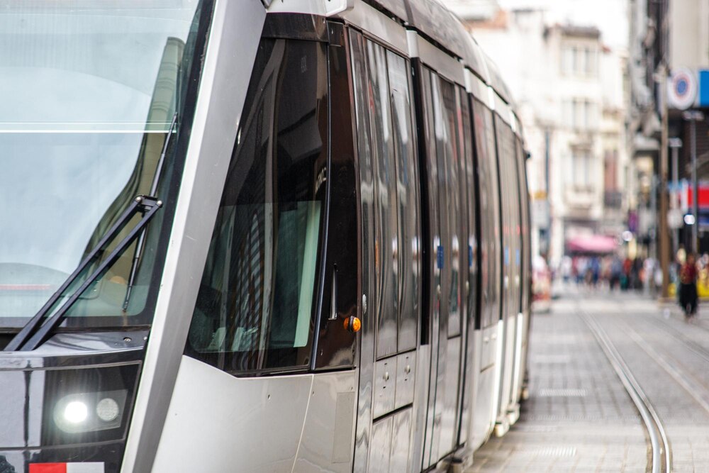 Warszawa zyska 120 nowoczesnych przegubowców: komfort i bezpieczeństwo na ulicach!