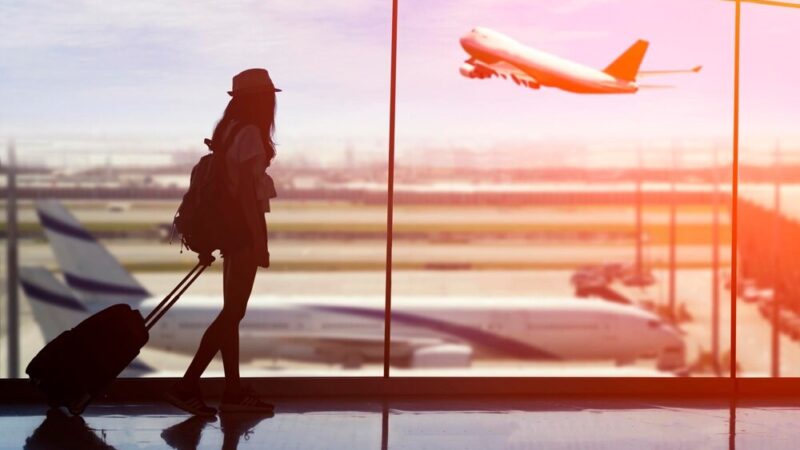Awaryjne lądowanie Wizz Air w Warszawie: pilot ratuje sytuację w krytycznym momencie