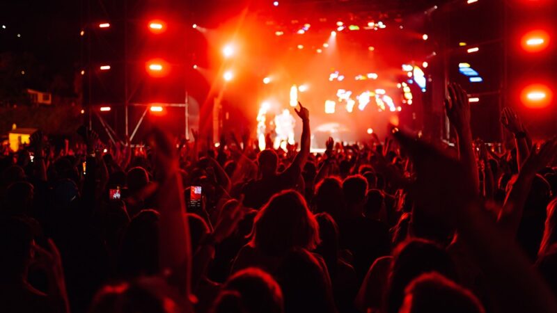 Darmowy koncert gwiazd w warszawskim parku – przyjdź i baw się do późna!