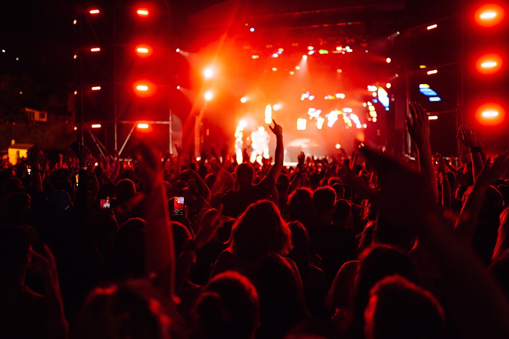 Darmowy koncert gwiazd w warszawskim parku – przyjdź i baw się do późna!