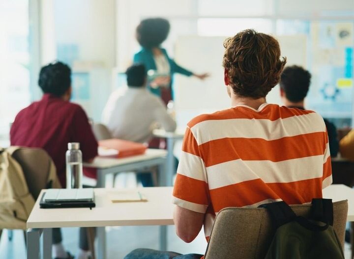 Nowoczesna szkoła z bieżnią na dachu w Wilanowie: centrum edukacji i społeczności w jednym!