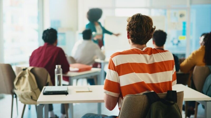 Nowoczesna szkoła z bieżnią na dachu w Wilanowie: centrum edukacji i społeczności w jednym!