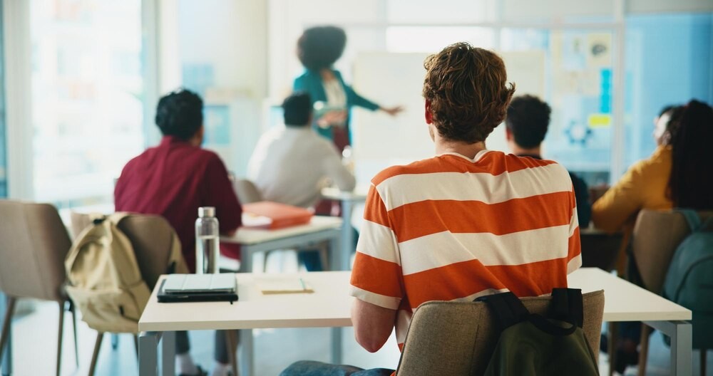 Nowoczesna szkoła z bieżnią na dachu w Wilanowie: centrum edukacji i społeczności w jednym!