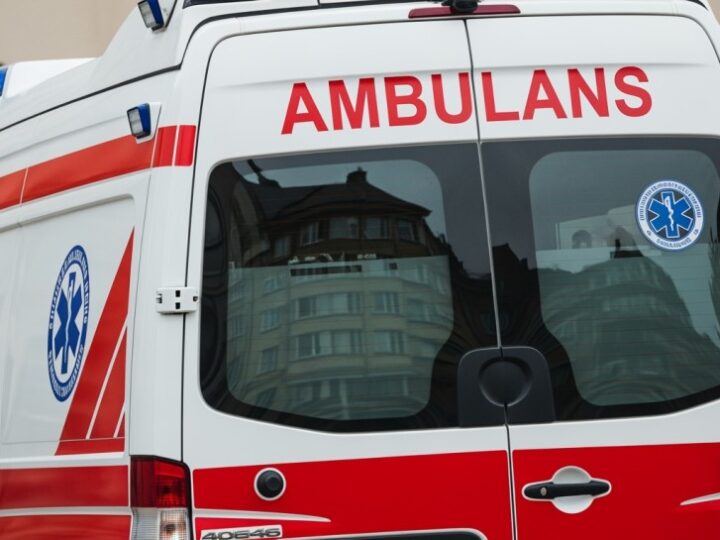Policjant ratuje półtorarocznego chłopca z rozgrzanego auta, wybija szybę w dramatycznej akcji