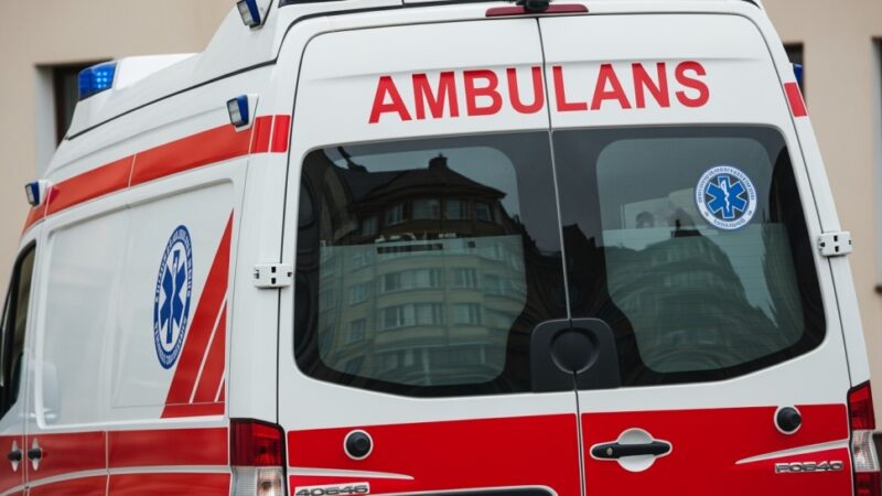 Policjant ratuje półtorarocznego chłopca z rozgrzanego auta, wybija szybę w dramatycznej akcji