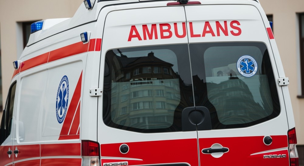 Policjant ratuje półtorarocznego chłopca z rozgrzanego auta, wybija szybę w dramatycznej akcji