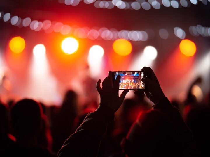 Artur Andrus rozbawił Wesołą: Niezapomniany wieczór pełen śmiechu i muzyki!