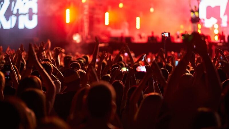 Emocjonalna podróż z Tomaszem Szwedem: Czwartki poetycko-muzyczne pełne magii