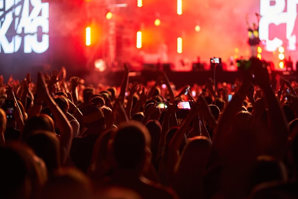 Emocjonalna podróż z Tomaszem Szwedem: Czwartki poetycko-muzyczne pełne magii