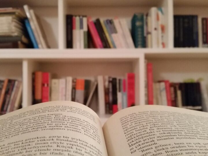 Dąb Życzeń: Jak Różnorodność Łączy Nasze Marzenia w Bibliotece dla Dzieci