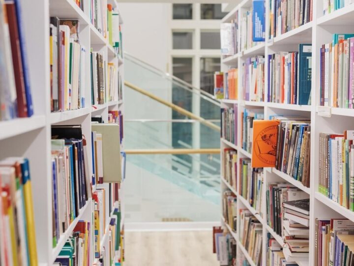 Kalambury literackie: emocje i uśmiechy w sercu Żoliborza!