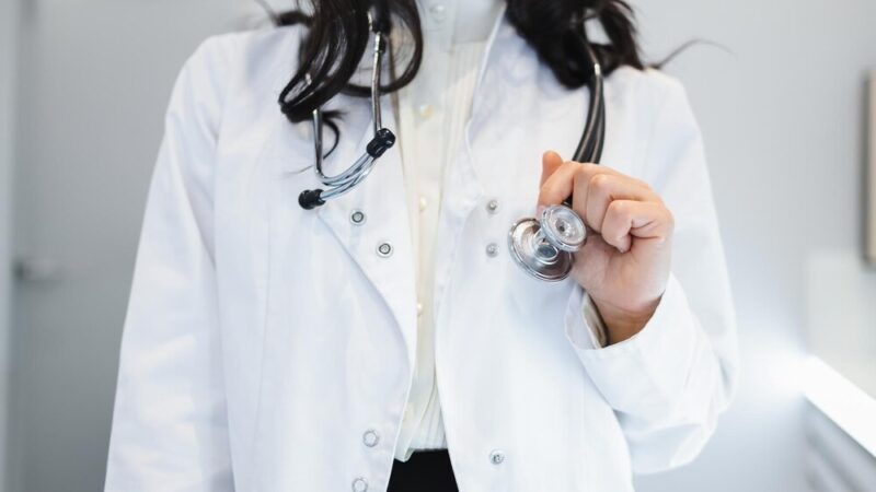 Wsparcie dla osób niewidomych: Jak pomagać z szacunkiem w Dniu Białej Laski?