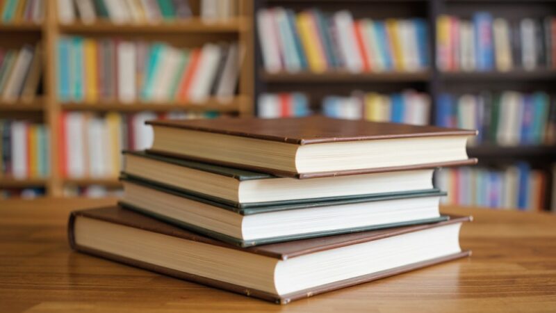 Zemsta, Fałszerstwa i Literackie Sekrety: Noc z Maciejem Siembiedą w Bibliotece!