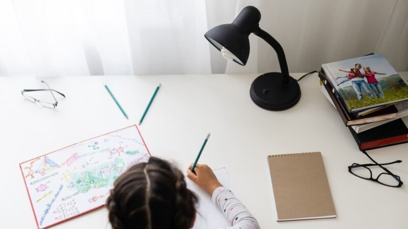 Pierwszoklasiści ślubują! Nowi członkowie rodziny Karskiego w Zespole Szkół nr 42