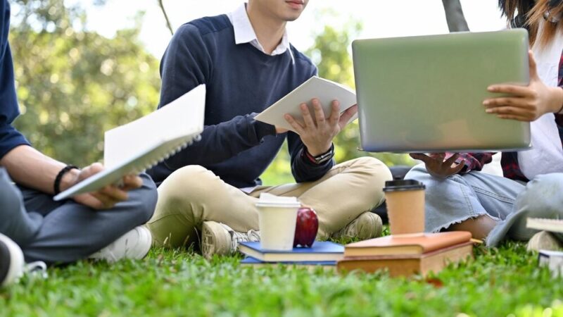 Żoliborz Świętuje Edukację: Uczniowie i Nauczyciele w Blasku Reflektorów