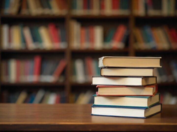 Zaczytaj się w jesieni: Dołącz do literackiego wyzwania w Pradze-Północ!