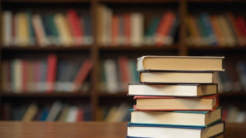 Zaczytaj się w jesieni: Dołącz do literackiego wyzwania w Pradze-Północ!