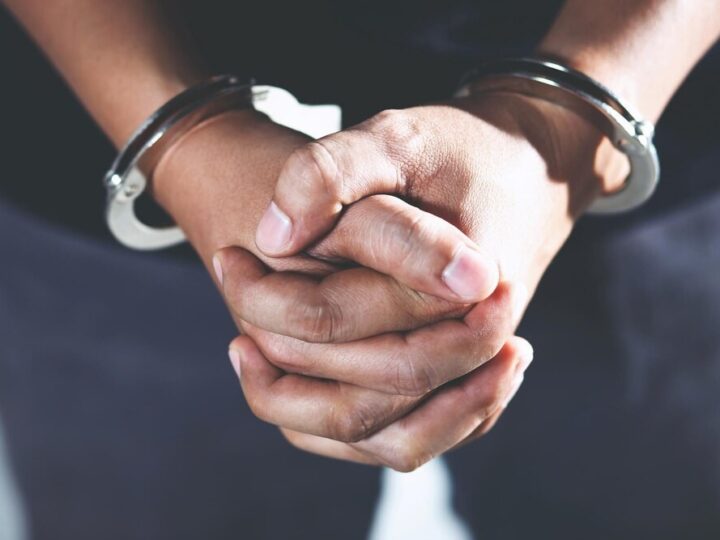 Policja w Bemowie rozbija narkotykowy gang: 6 zatrzymanych, 4,5 kg narkotyków i broń w rękach stróżów prawa