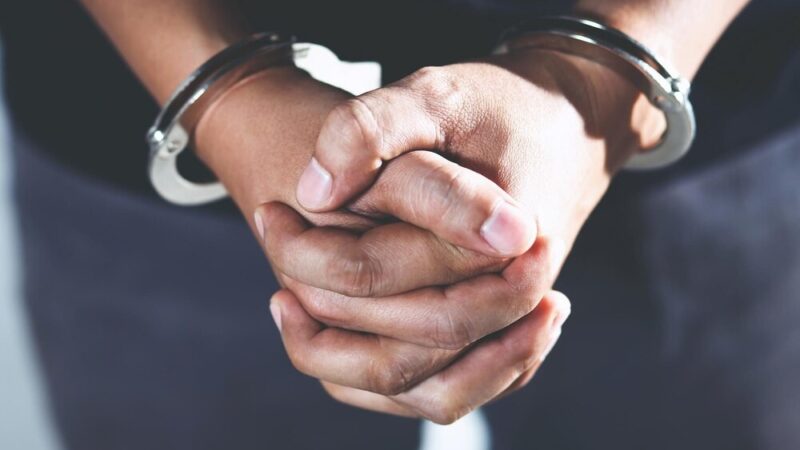 Policja w Bemowie rozbija narkotykowy gang: 6 zatrzymanych, 4,5 kg narkotyków i broń w rękach stróżów prawa