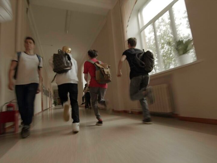 Młodzi ekolodzy z Ochoty budują schronienia dla owadów!