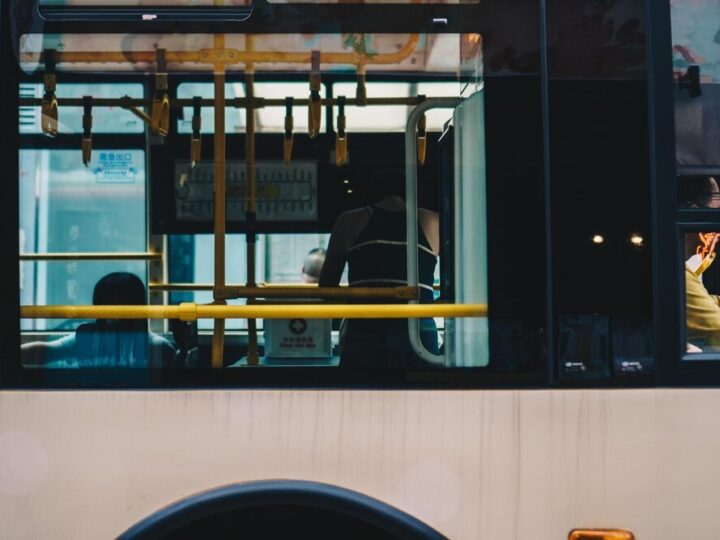 Czujka bezpieczeństwa w autobusach: warszawska kampania edukacyjna rusza!