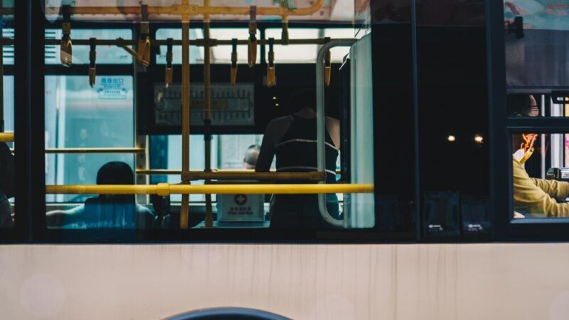 Czujka bezpieczeństwa w autobusach: warszawska kampania edukacyjna rusza!