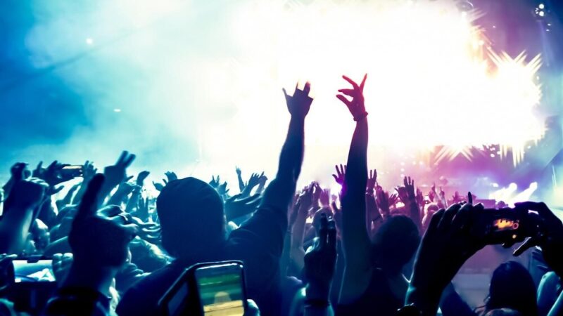 Muzyczno-poetycka uczta w Targówku: koncert Mateusza Rulskiego