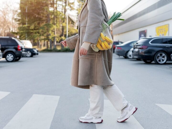 Bohaterski czyn policjanta: uratował 63-latka leżącego na drodze