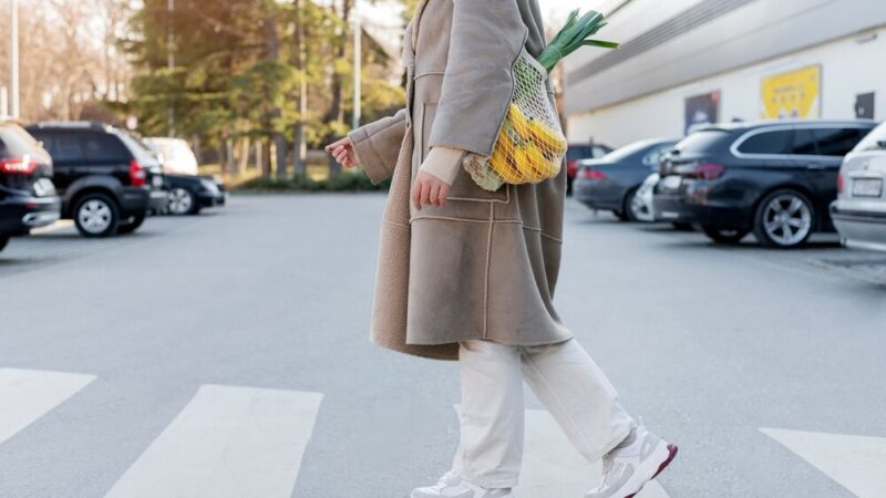 Bohaterski czyn policjanta: uratował 63-latka leżącego na drodze