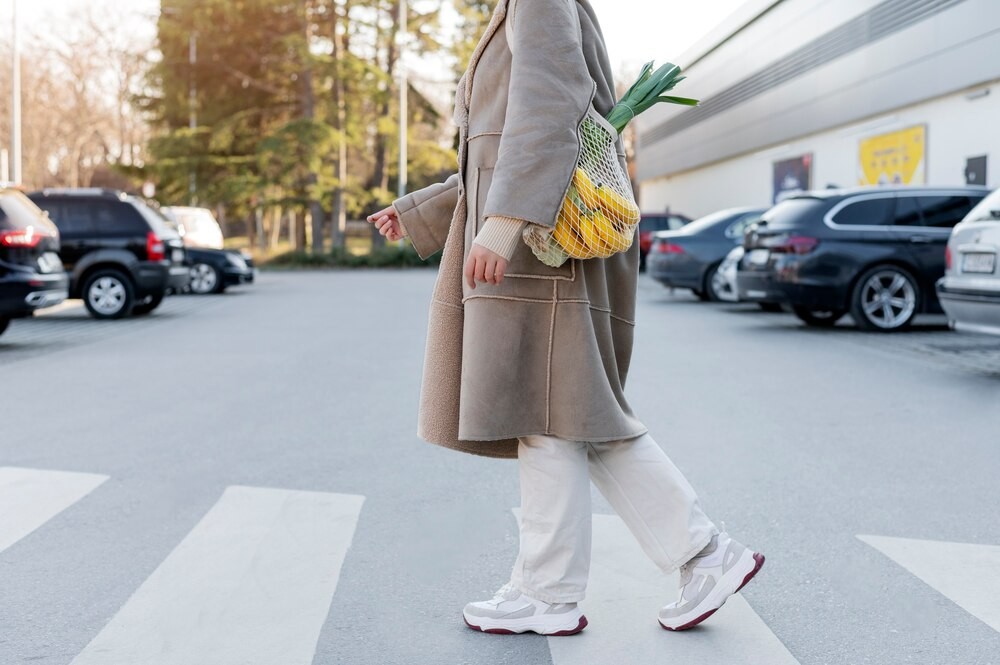 Bohaterski czyn policjanta: uratował 63-latka leżącego na drodze