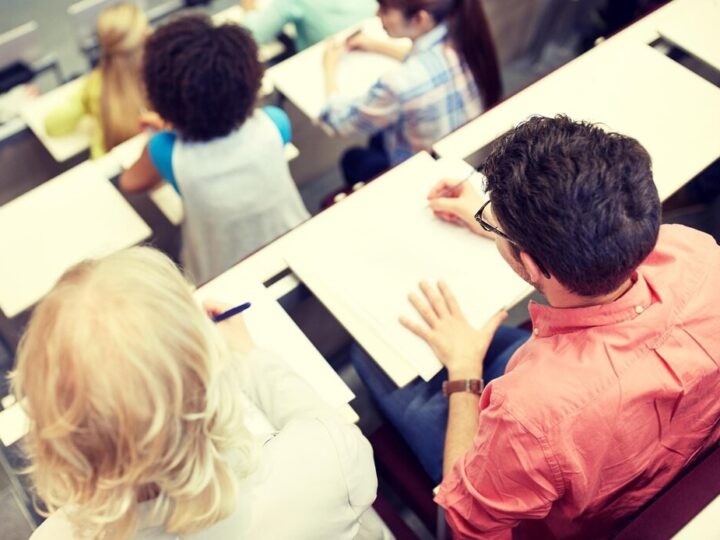 Bezpieczne przedszkola: Policjantka uczy dzieci zasad ostrożności