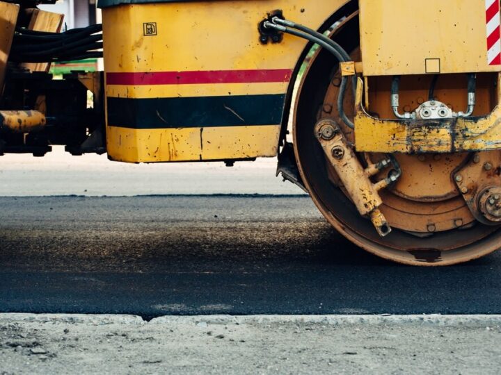 Opóźnienie prac na ul. Paderewskiego: zmiany w organizacji ruchu wstrzymują inwestycję