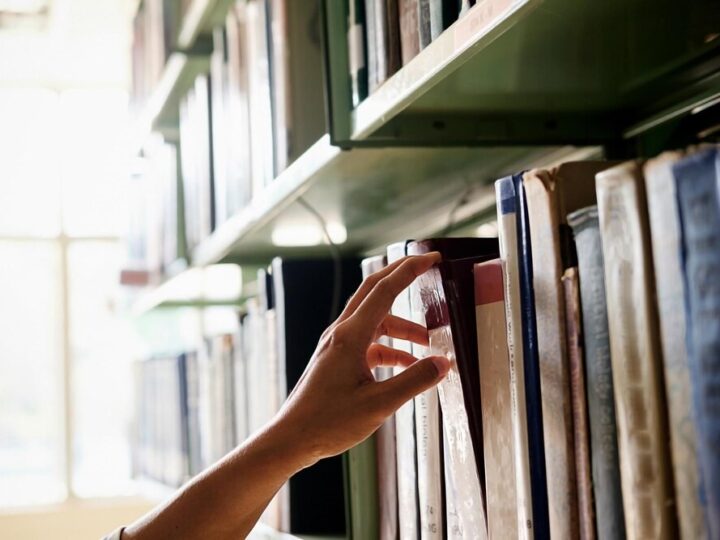 Szydełkowe choinki: Twórcze spotkania w bibliotece na Pradze-Północ