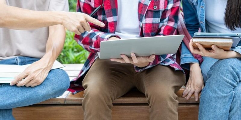 Listopadowe Spotkania z Autorami: Inspiracje na Wyciągnięcie Ręki